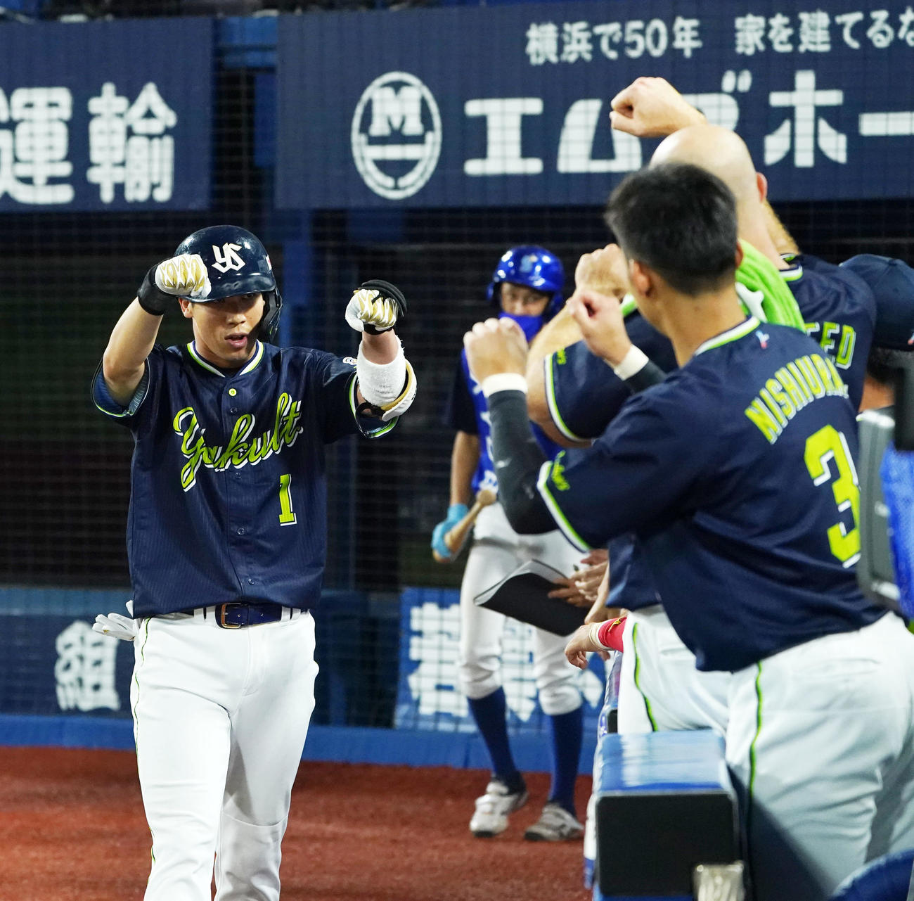 DeNA対ヤクルト　8回表ヤクルト1死、左越え本塁打を放ちナインとタッチを交わす山田（撮影・横山健太）