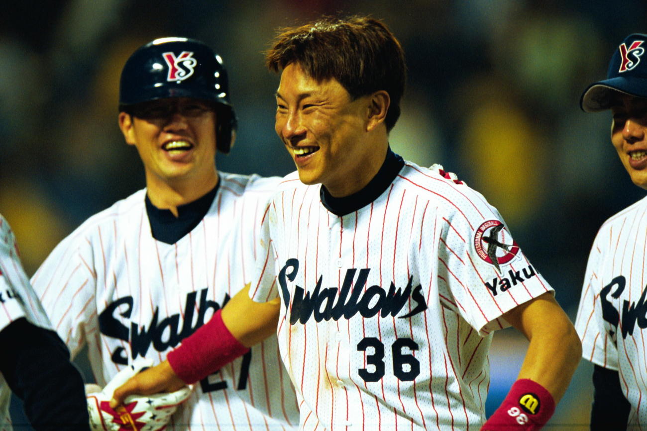 古田敦也と喜び合う池山隆寛（2001年撮影）