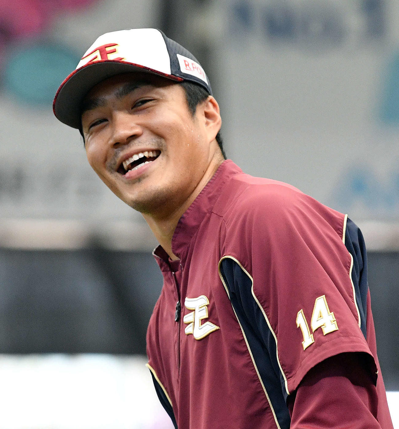 西武対楽天　試合前練習で笑顔の楽天則本昂（撮影・滝沢徹郎）