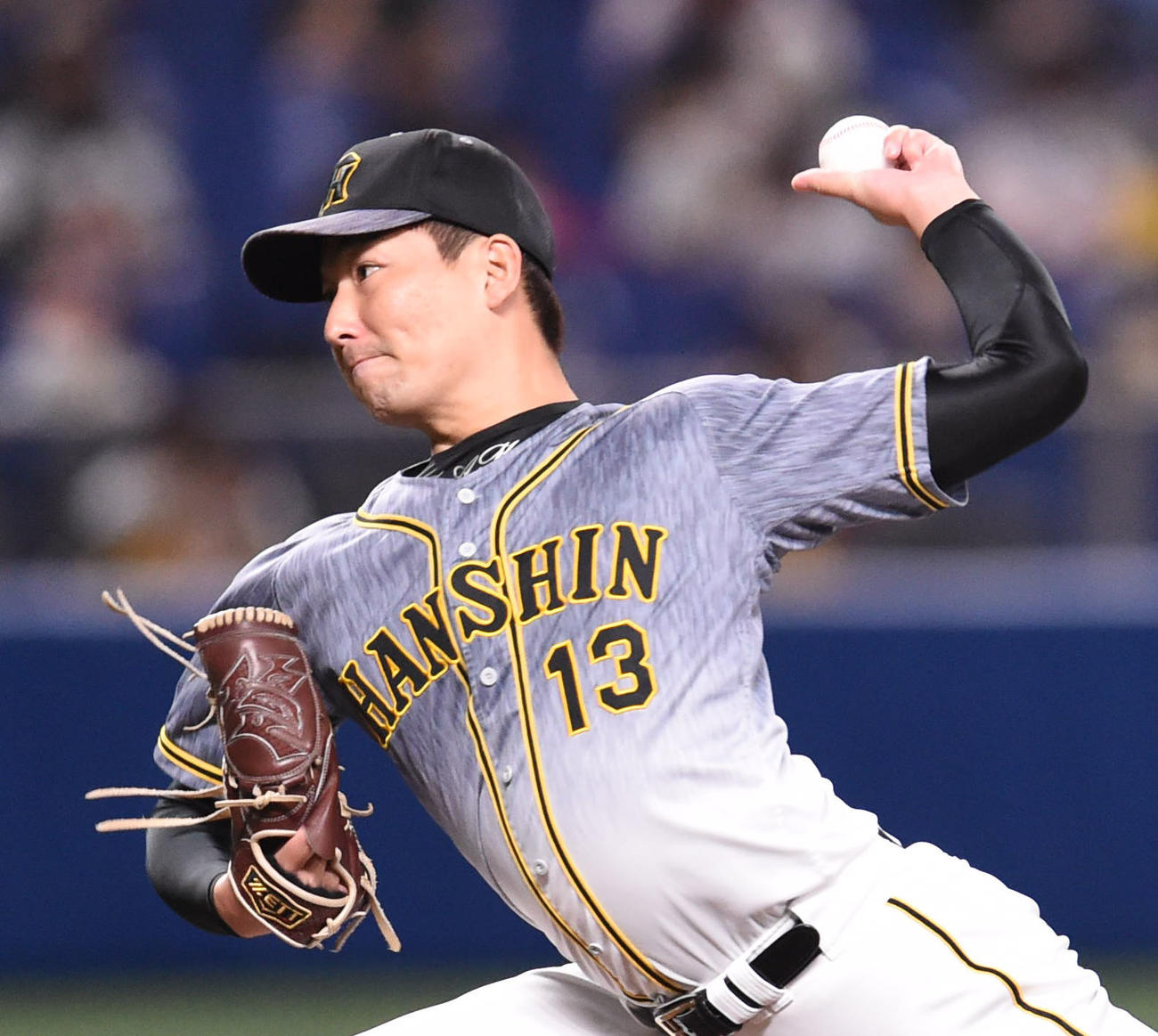 中日対阪神　8回裏、阪神2番手で登板する岩崎（撮影・森本幸一）