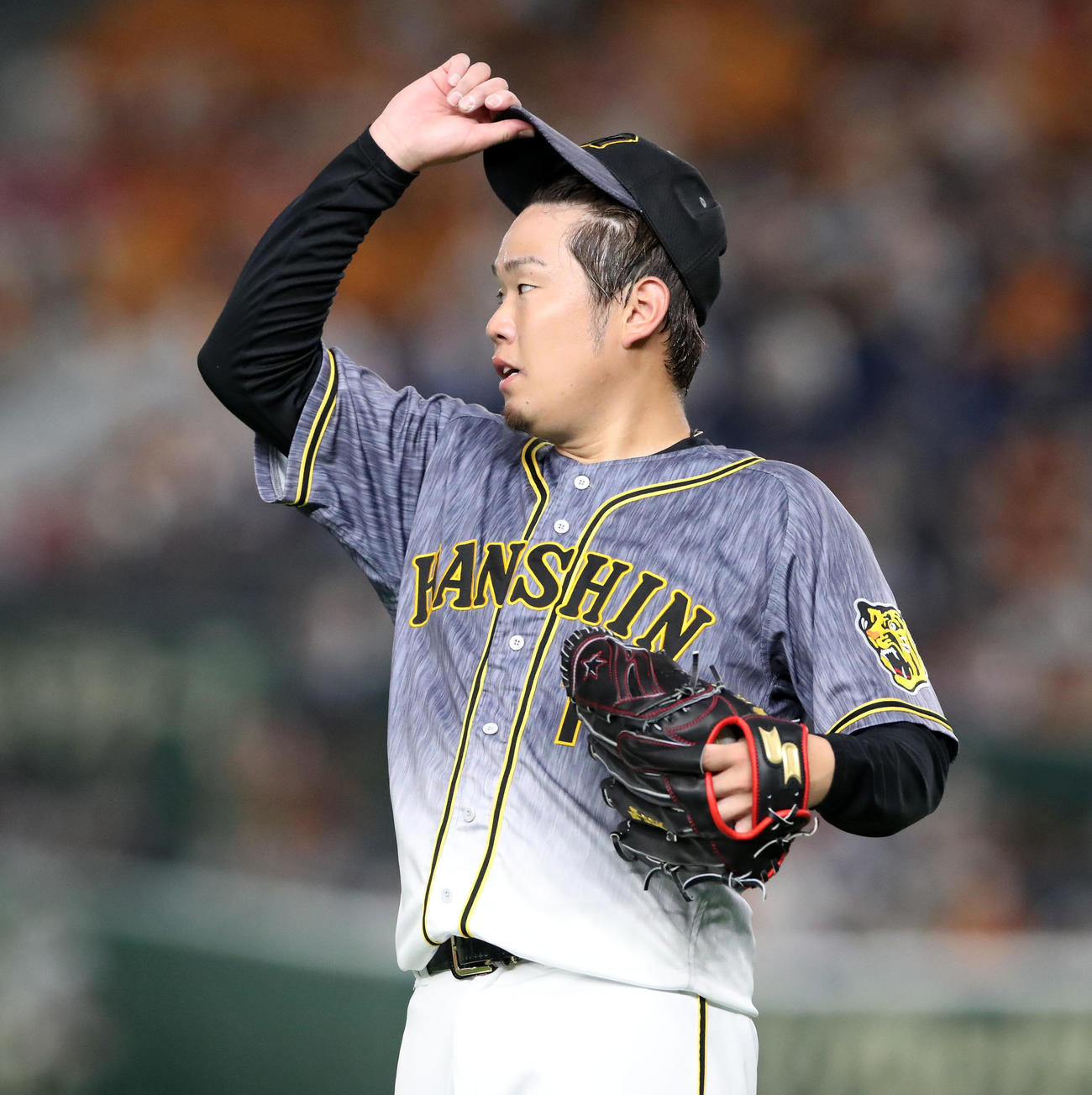 巨人対阪神　3回裏巨人2死一塁、西勇は大城に右前打を打たれカバーに走る（撮影・加藤哉）