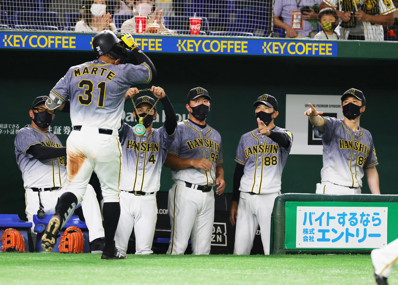 巨人対阪神　5回表阪神2死一塁、マルテ（左から2人目）は2点本塁打を放ちメダルをかけてもらう。右から2人目は矢野監督（撮影・足立雅史）