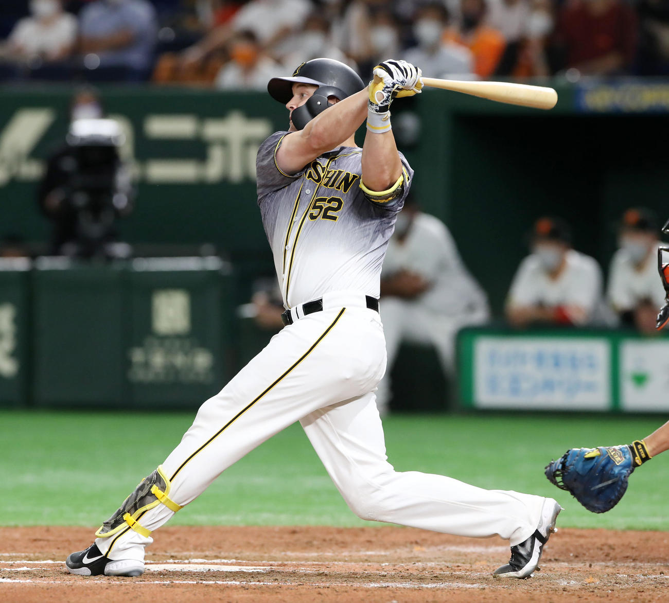 巨人対阪神　9回表阪神無死二塁、サンズは中越え適時二塁打を放つ（撮影・加藤哉）