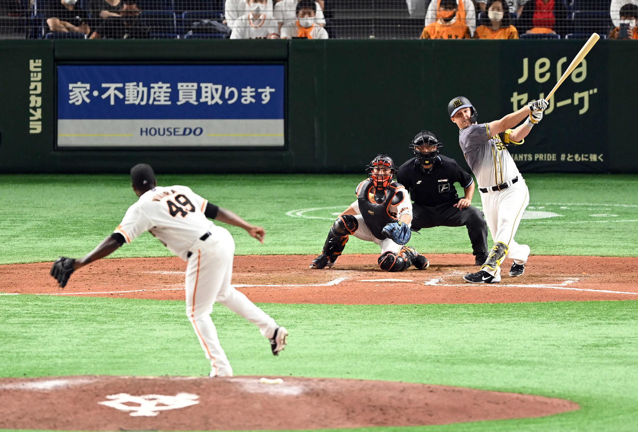 巨人対阪神　9回表阪神無死二塁、中越えに同点の適時二塁打を放つサンズ。投手ビエイラ（撮影・たえ見朱実）