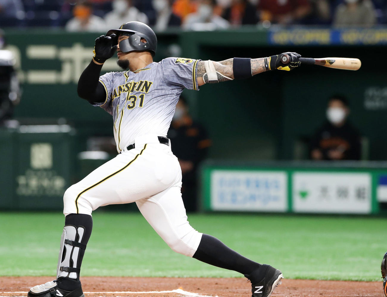 巨人対阪神　1回表阪神無死一、二塁、マルテは中前適時打を放つ（撮影・加藤哉）