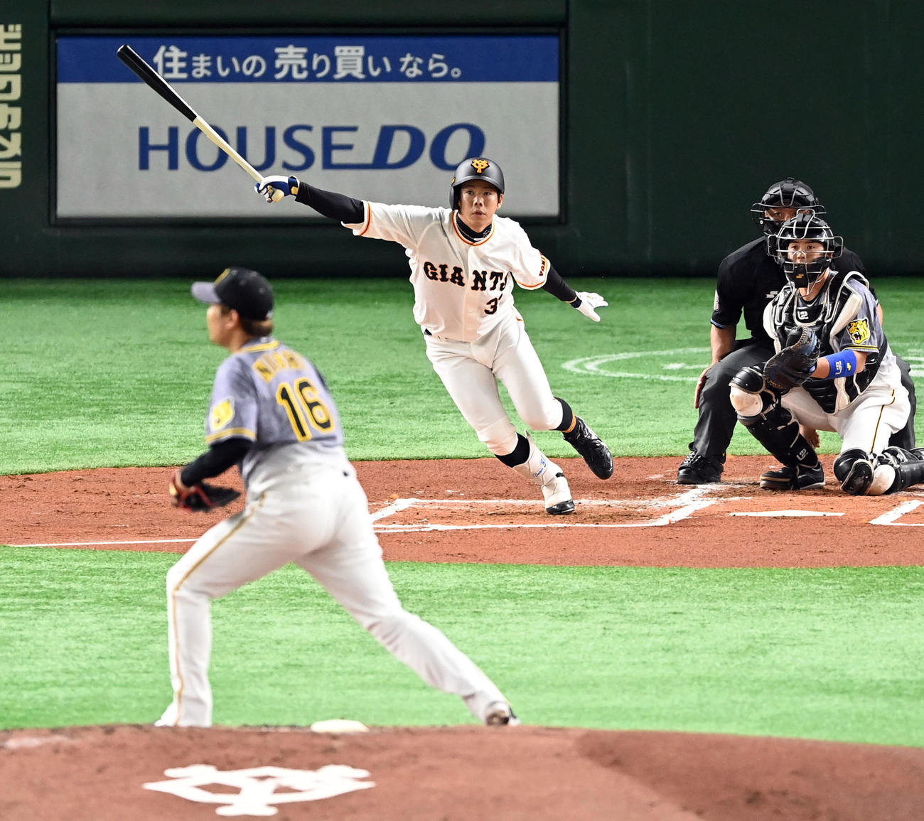 巨人対阪神　1回裏巨人1死、右前に安打を放つ松原。投手西勇（撮影・たえ見朱実）