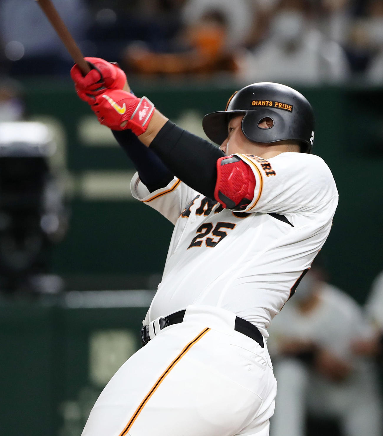 巨人対阪神　3回裏巨人2死一、二塁、岡本は中越え3点本塁打を放つ（撮影・加藤哉）