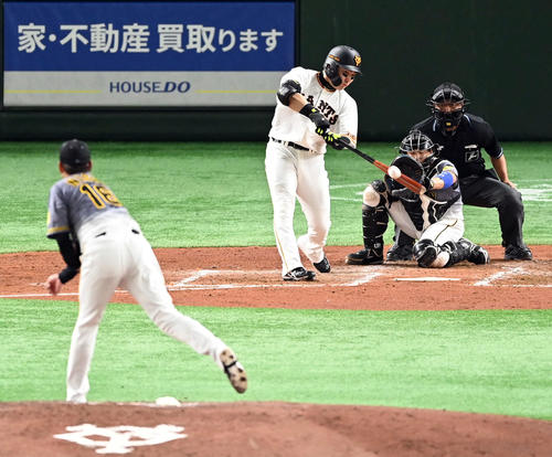 巨人対阪神　3回裏巨人2死一塁、右越えに2点本塁打を放つ丸。投手西勇（撮影・たえ見朱実）