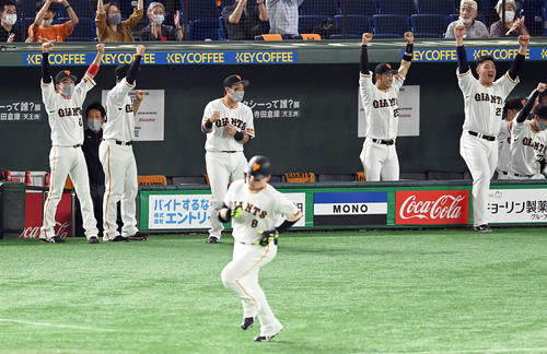 巨人対阪神　3回裏巨人2死一塁、丸の2点本塁打にガッツポーズを決める岡本和（右端）らナイン（撮影・たえ見朱実）
