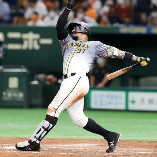 巨人対阪神　5回表阪神2死一塁、マルテは左中間越え2点本塁打を放つ（撮影・加藤哉）