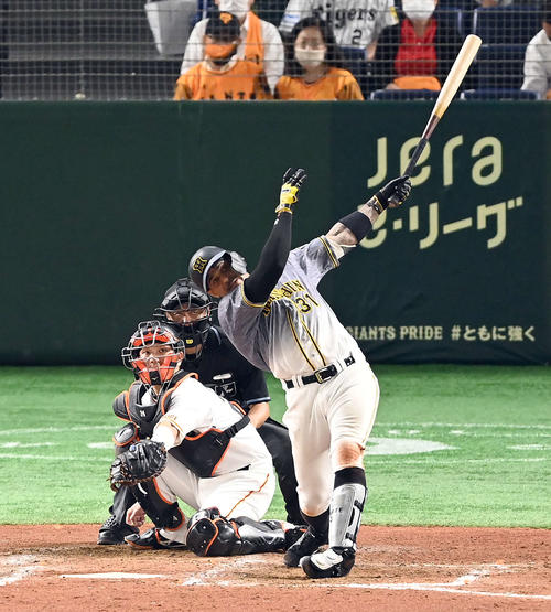 巨人対阪神　5回表阪神2死一塁、左越えに19号2点本塁打を放つマルテ（撮影・たえ見朱実）