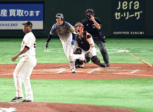 巨人対阪神　3回表阪神無死、右前に安打を放つ西勇。投手メルセデス（撮影・たえ見朱実）