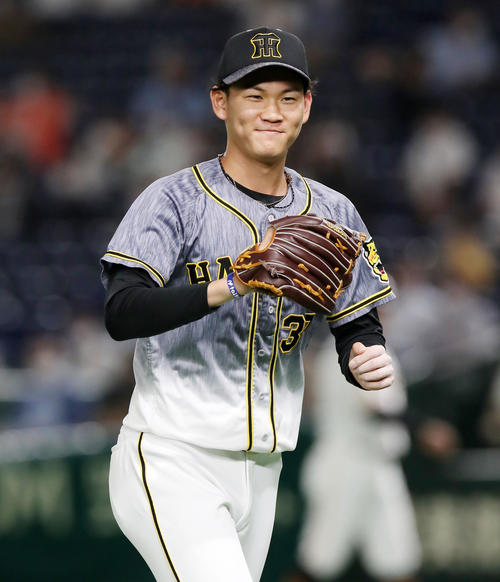巨人対阪神　6回裏、巨人打線を三者凡退し仕留め笑顔を見せる阪神3番手で登板の及川（撮影・加藤哉）