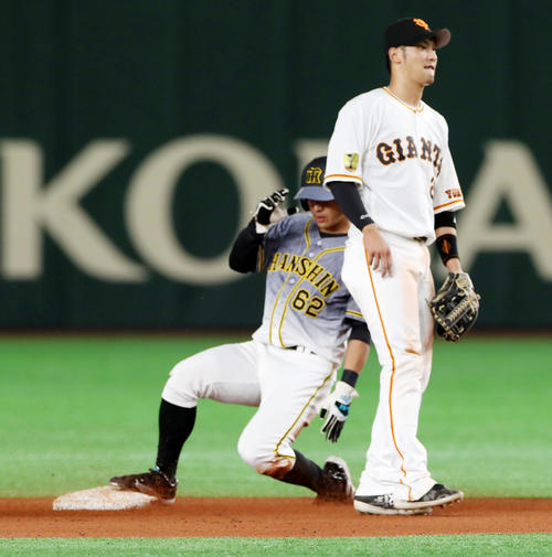巨人対阪神　9回表阪神無死一塁、代走植田は二塁盗塁を決める。野手は吉川（撮影・加藤哉）