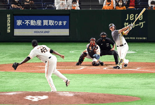 巨人対阪神　9回表阪神無死二塁、中越えに同点の適時二塁打を放つサンズ。投手ビエイラ（撮影・たえ見朱実）
