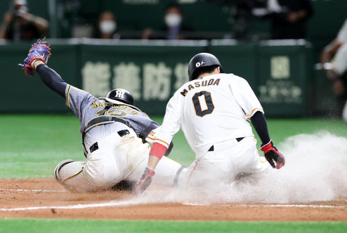 巨人対阪神　9回裏巨人1死満塁、三塁走者代走増田は丸の打球で本塁突入もアウトになる。捕手坂本（撮影・加藤哉）