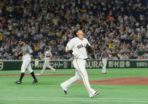 巨人対阪神　9回裏巨人2死満塁、遊直に倒れ引き分けに終わった中田（撮影・足立雅史）