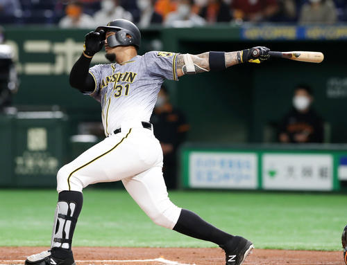 巨人対阪神　1回表阪神無死一、二塁、マルテは中前適時打を放つ（撮影・加藤哉）