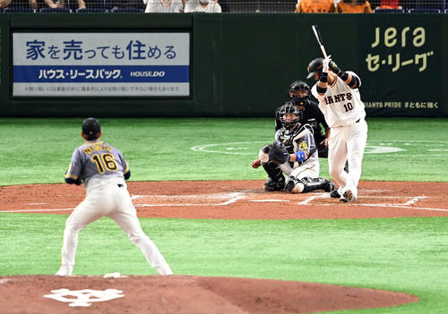 巨人対阪神　2回裏巨人1死一塁、空振り三振に倒れる中田。投手西勇（撮影・たえ見朱実）