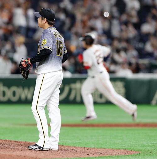 巨人対阪神　3回裏巨人2死一、二塁、西勇は岡本に中越え3点本塁打を被弾（撮影・加藤哉）