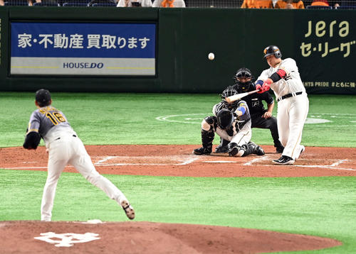 巨人対阪神　3回裏巨人2死一、二塁、左越えに3点本塁打を放つ岡本和。投手西勇（撮影・たえ見朱実）