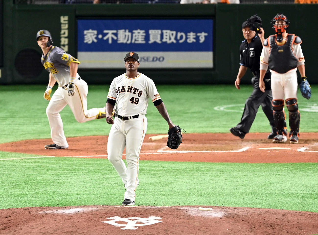 巨人対阪神　9回表阪神無死二塁、サンズに同点の適時二塁打を浴びるビエイラ（撮影・たえ見朱実）
