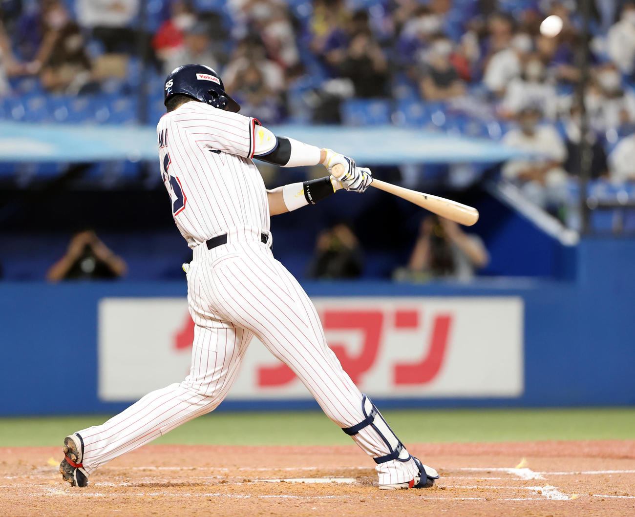 ヤクルト対中日　3回裏ヤクルト1死一塁、村上は左越え2点本塁打を放つ（撮影・浅見桂子）