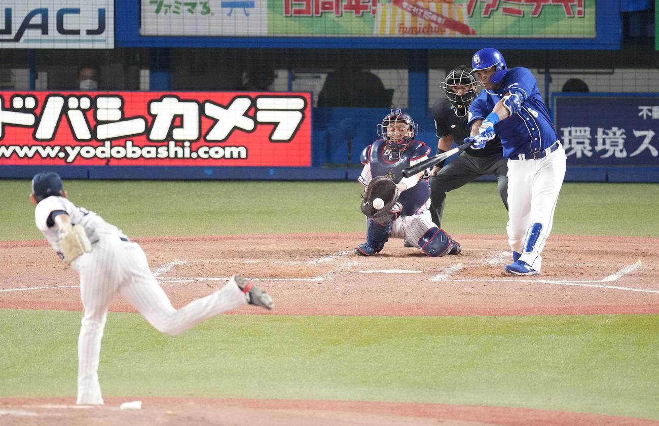 ヤクルト対中日　4回表中日1死、中前打を放つビシエド。投手高梨（撮影・鈴木みどり）