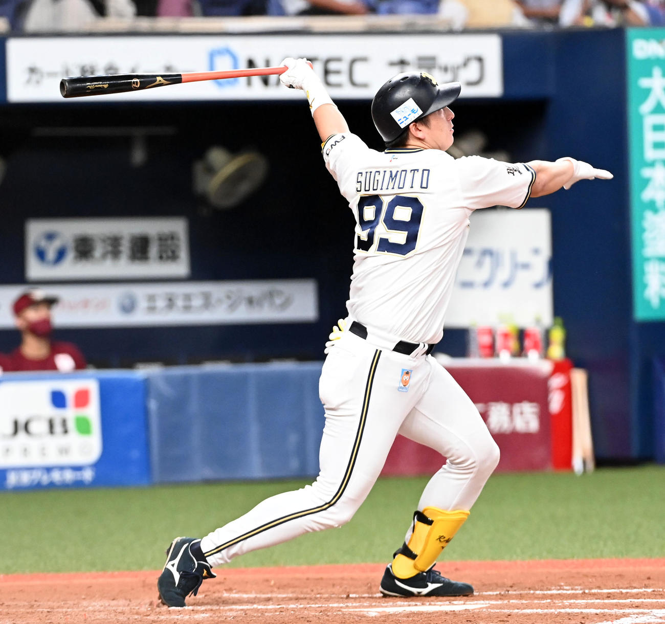 オリックス対楽天　8回裏オリックス1死一塁、杉本は中越えに2点本塁打を放つ（撮影・前岡正明）
