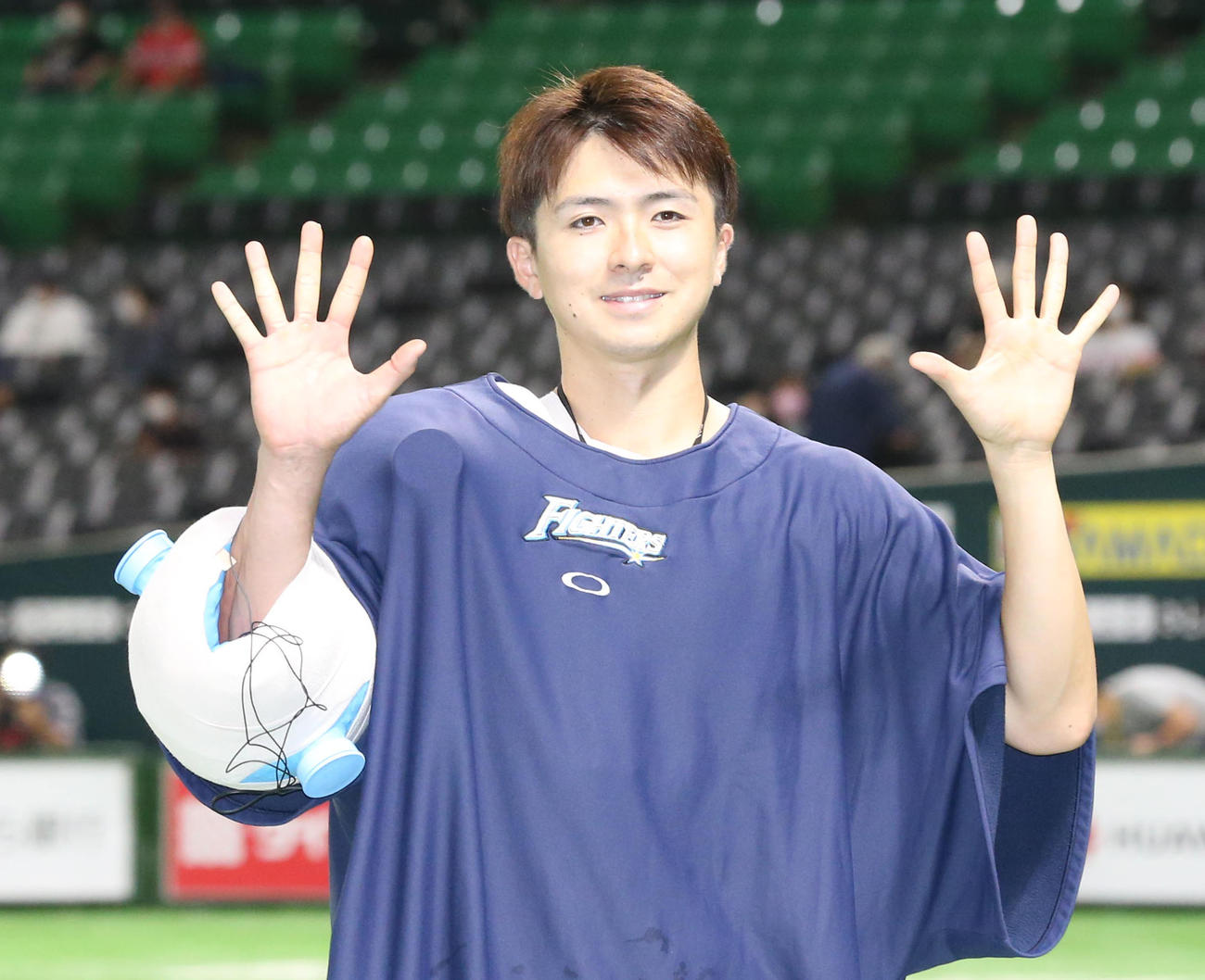 ソフトバンク対日本ハム　10勝目を飾った上沢は笑顔を見せる（撮影・梅根麻紀）