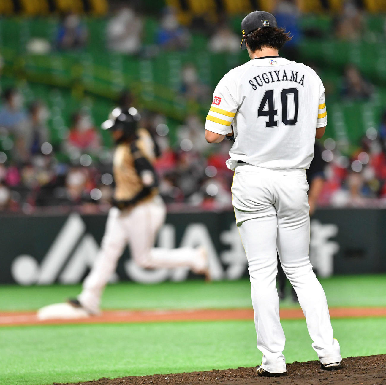 ソフトバンク対日本ハム　5回表日本ハム1死、R・ロドリゲス（左）に先制の左越え本塁打を打たれた杉山（撮影・岩下翔太）