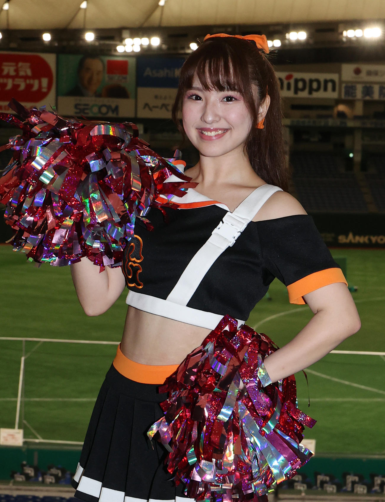 優しい笑顔でポーズを決めるVENUS（ヴィーナス）の定谷朋佳さん（撮影・狩俣裕三）