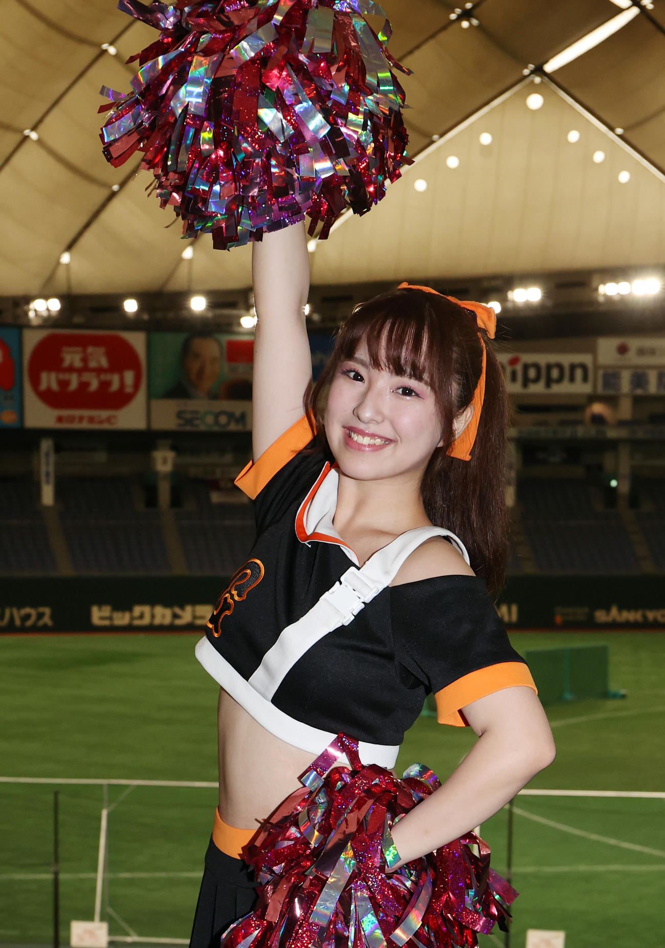 元気よくポーズを決めるVENUS（ヴィーナス）の定谷朋佳さん（撮影・狩俣裕三）