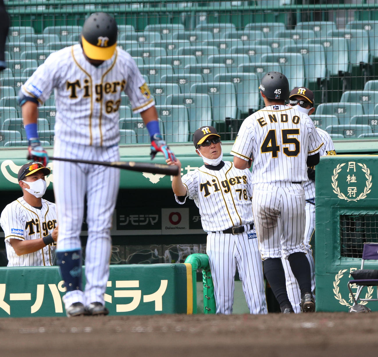 ウエスタン・リーグ阪神対オリックス　2回裏阪神無死二、三塁、山本の中前適時打で平田2軍監督（中央）は生還した遠藤成を出迎える（撮影・上山淳一）