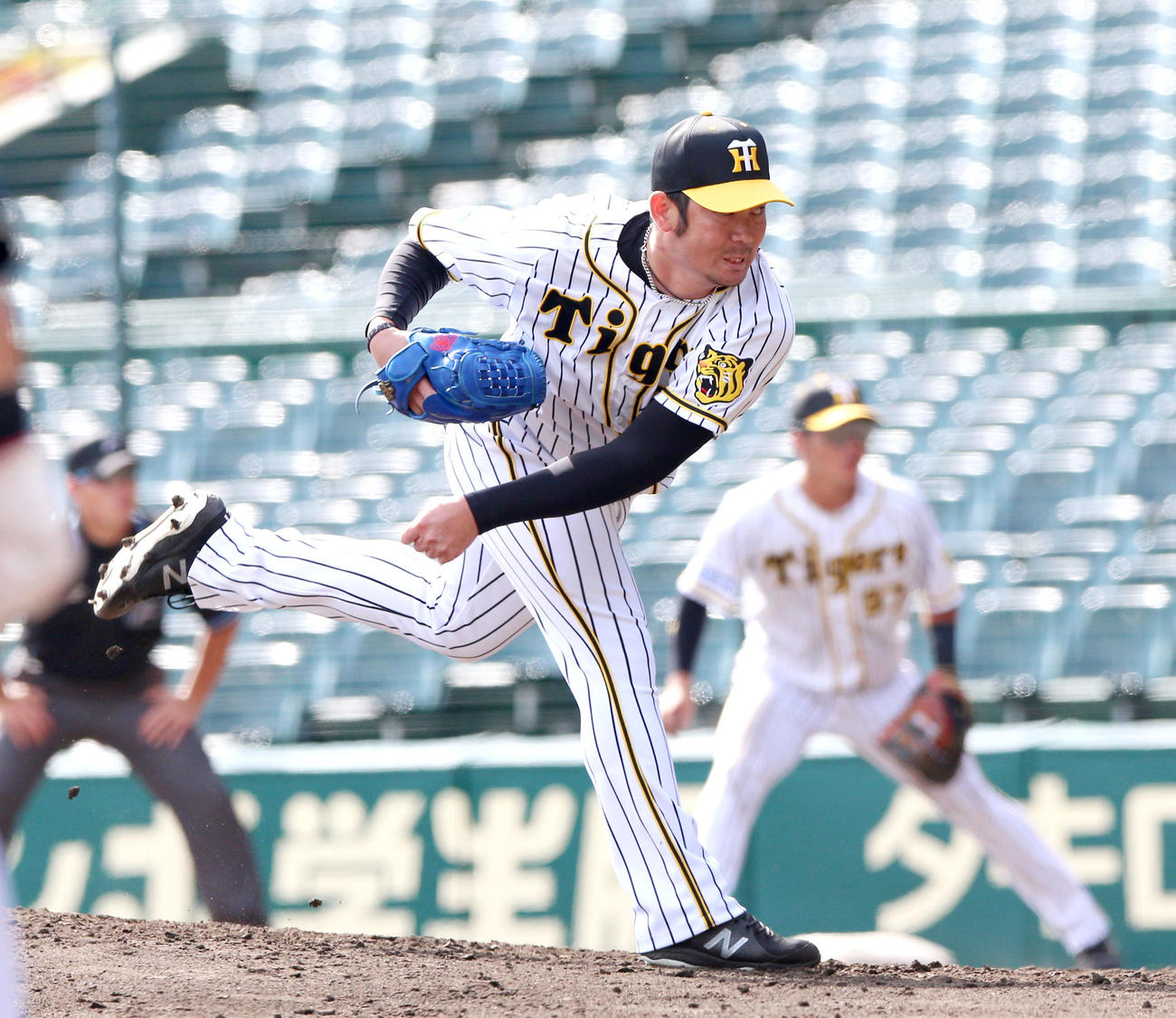 ウエスタン・リーグ阪神対オリックス4回表オリックス2死一、三塁、中田に代わり岩田稔が登板する（撮影・上山淳一）