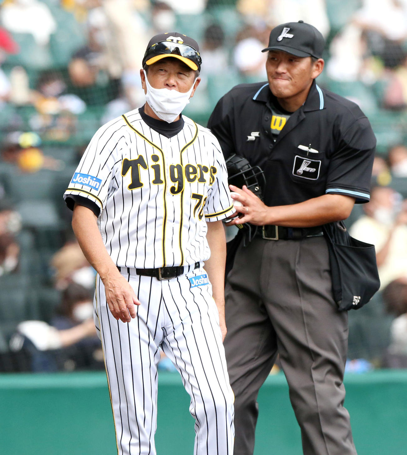 ウエスタン・リーグ阪神対オリックス　6回終了後、平田2軍監督（手前）は主審に選手交代を告げる（撮影・上山淳一）