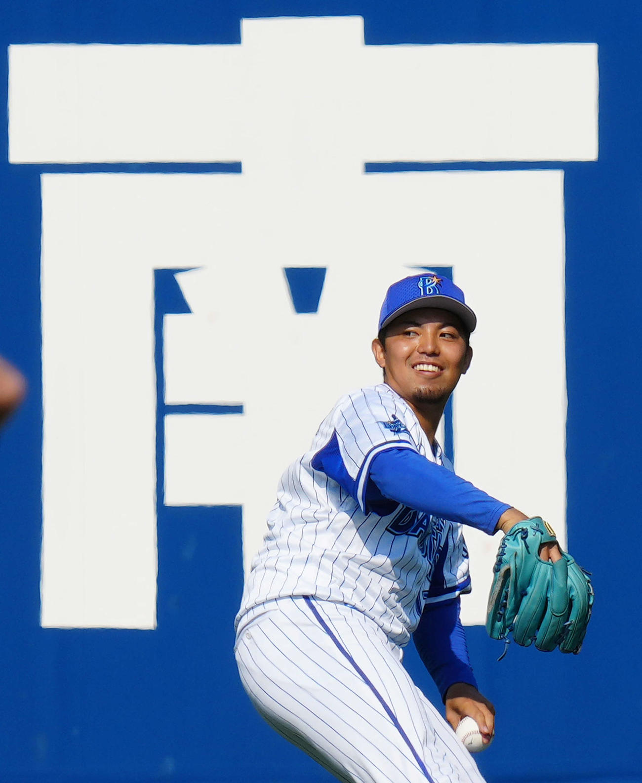 DeNA対広島　1軍に合流しキャッチボールするDeNA東（右）（撮影・江口和貴）