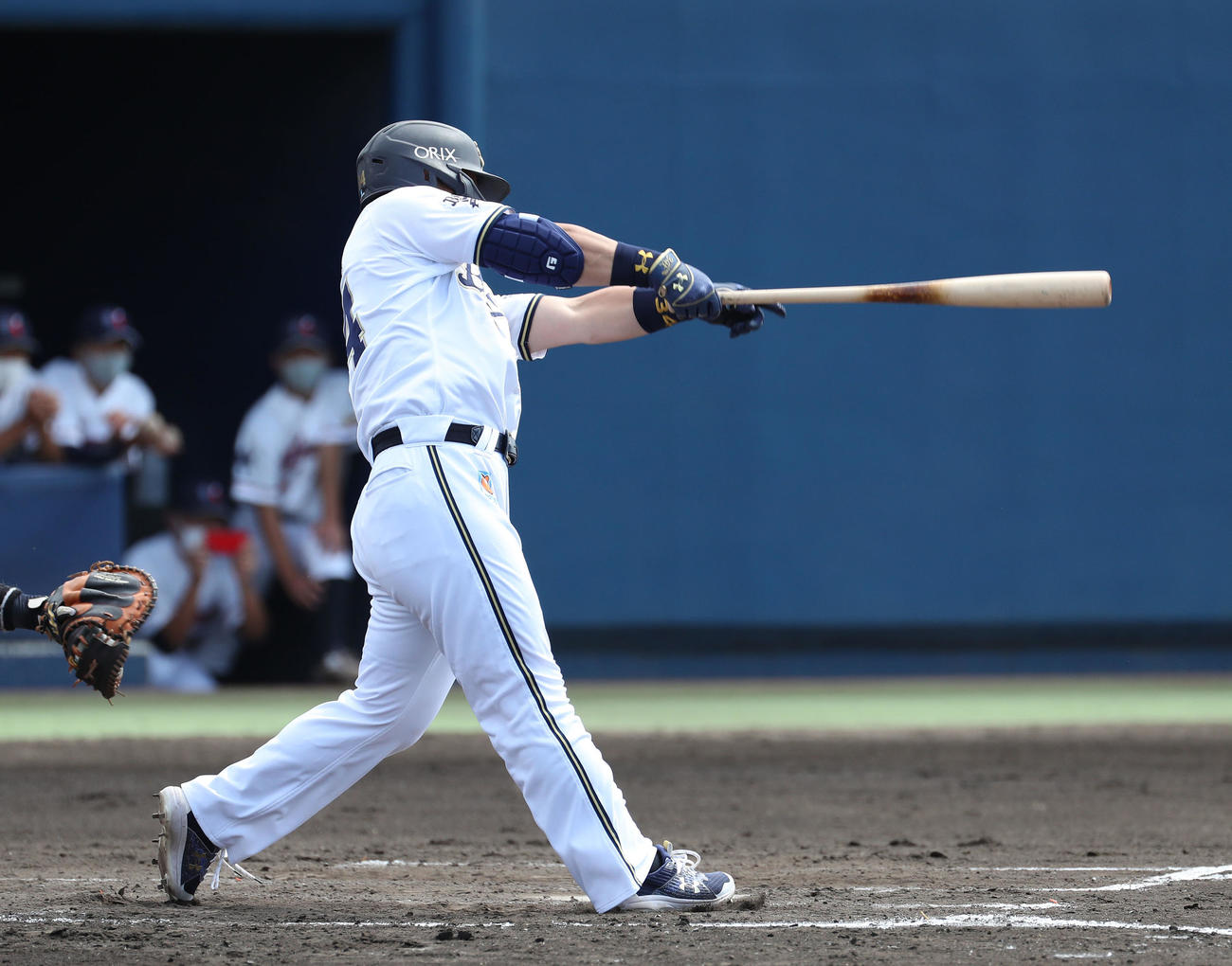 練習試合オリックス対関メディベースボール学院　2回裏オリックス1死、右前打を放つ吉田正尚（撮影・白石智彦）