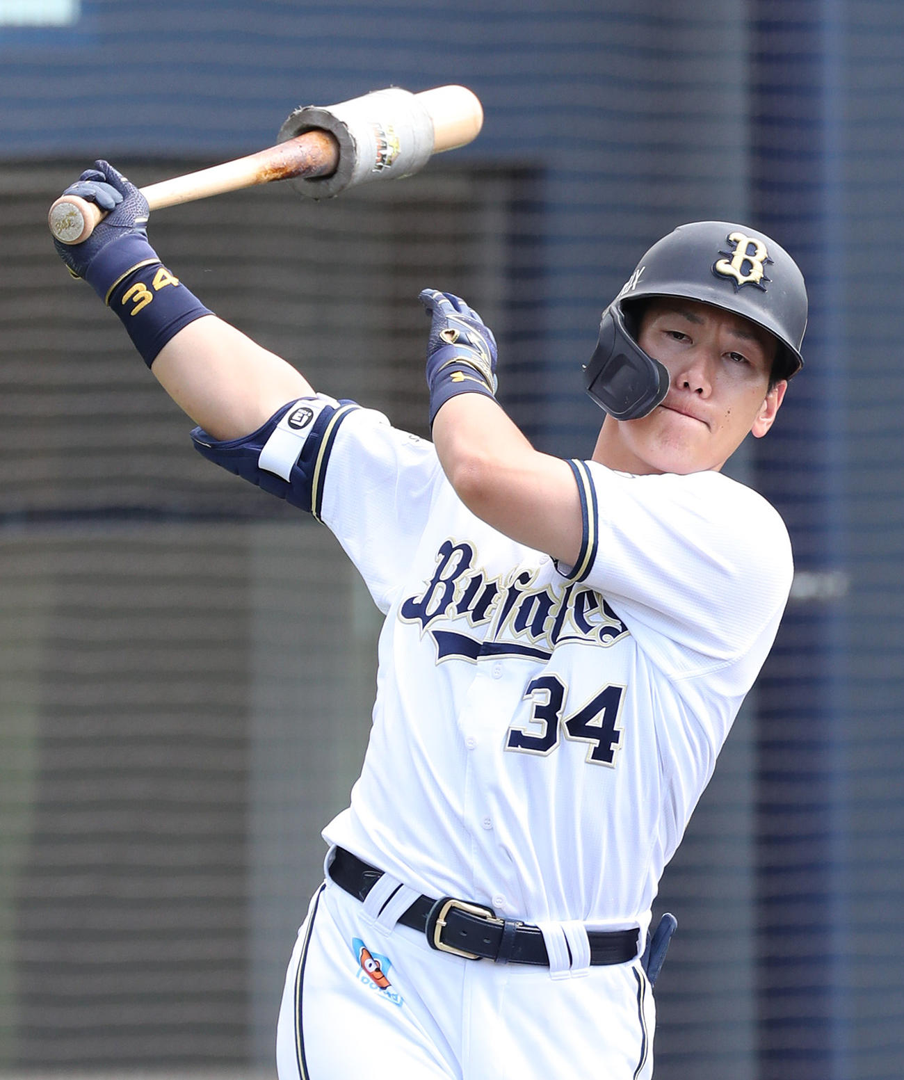 練習試合オリックス対関メディベースボール学院　ネクストバッタースボックスで素振りをする吉田正尚（撮影・白石智彦）