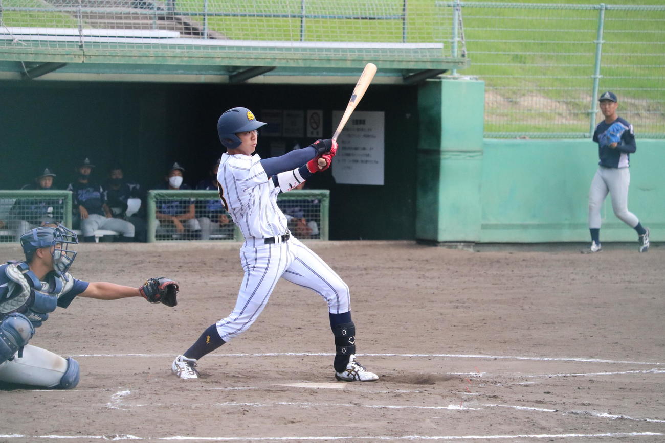 大産大対神戸国際大　6回裏1死二塁、大産大の土井佑斗内野手（4年＝交野）は右中間へ勝ち越し適時三塁打を放つ（撮影・林亮佑）
