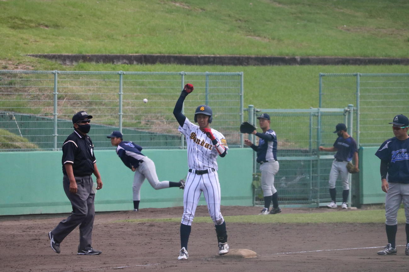 大産大－神戸国際大　6回裏1死二塁、大産大の土井佑斗内野手（4年＝交野）は右中間へ勝ち越し適時三塁打を放ち、ガッツポーズを見せる（撮影・林亮佑）