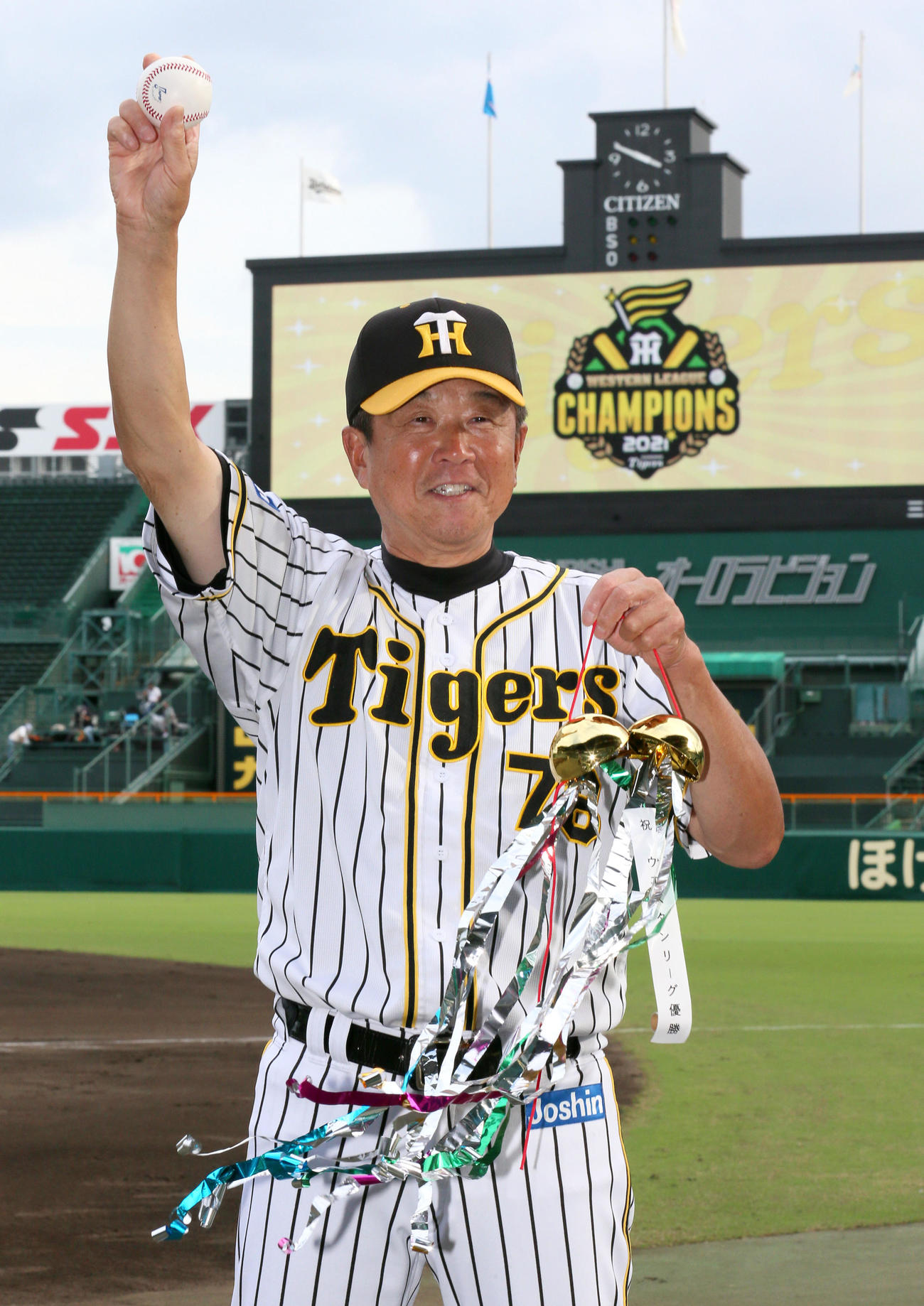 ウエスタン・リーグ阪神対オリックス　ウエスタン・リーグを制した阪神平田2軍監督はウイニングボールを掲げ笑顔を見せる（撮影・上山淳一）