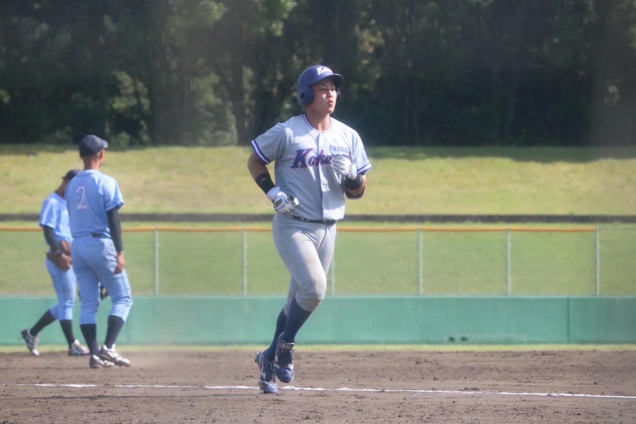 4回裏無死一、三塁、関西国際大の山下尚捕手（2年＝如水館）は左越えに3ランを放ち、三塁ベースを回る（撮影・林亮佑）