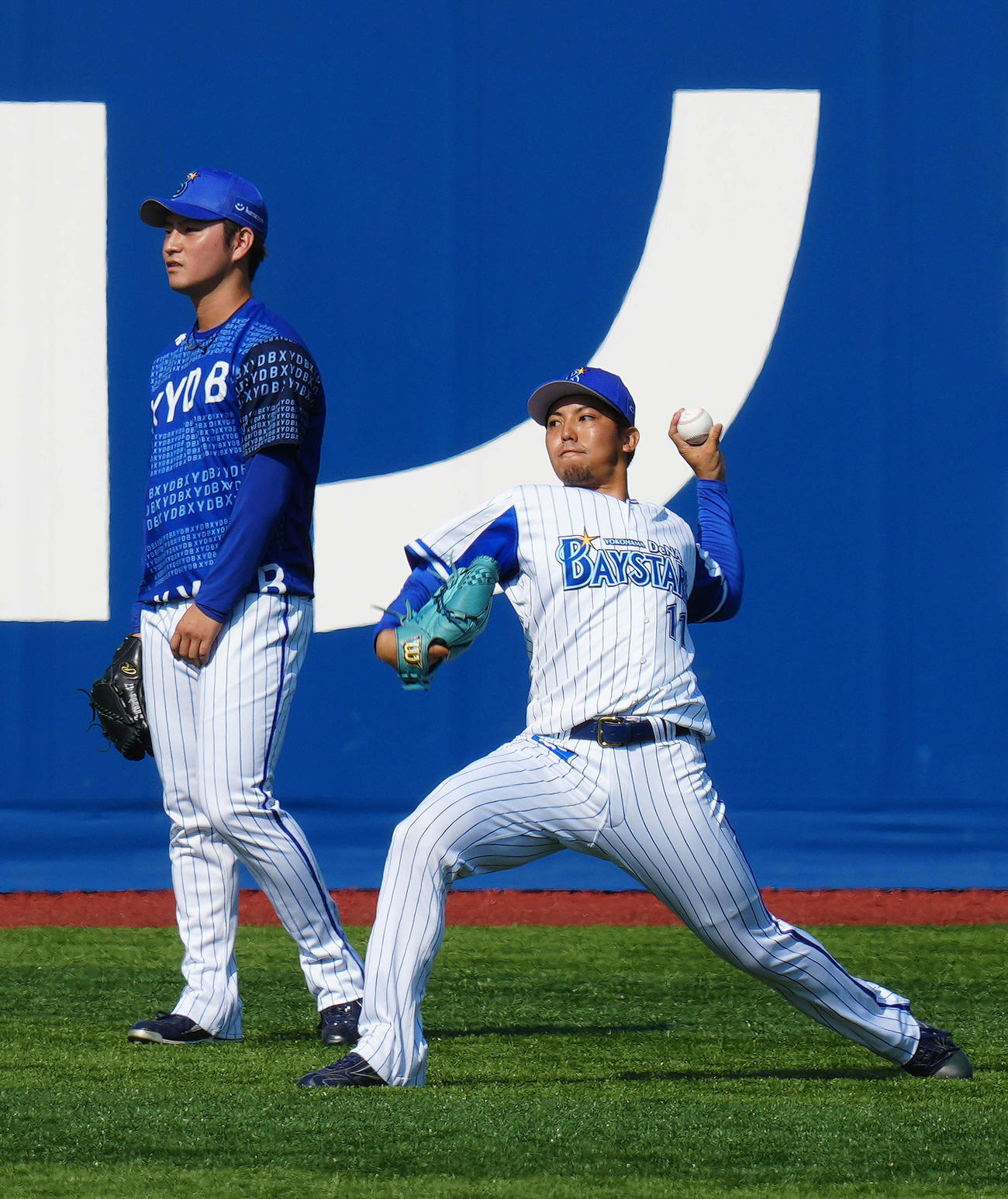 DeNA対広島　1軍に合流しキャッチボールするDeNA東（右）（撮影・江口和貴）