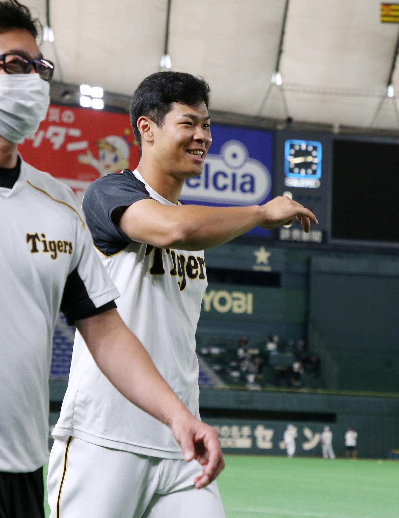 巨人対阪神　笑顔でグラウンドに姿を見せた佐藤輝（撮影・加藤哉）