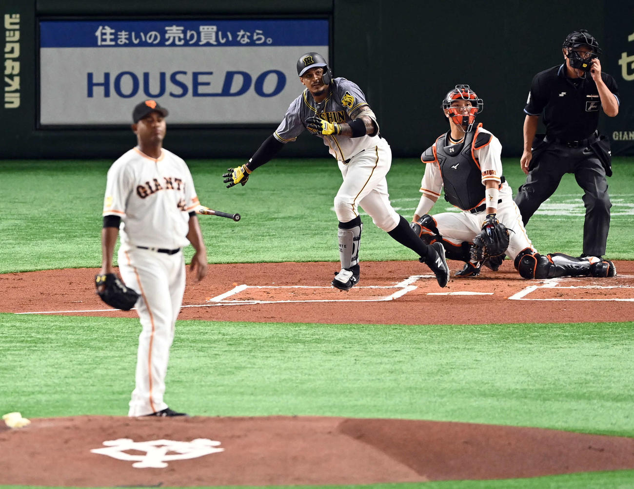 巨人対阪神　1回表阪神無死、一、二塁、先制の適時打を放つマルテ。投手メルセデス（撮影・たえ見朱実）