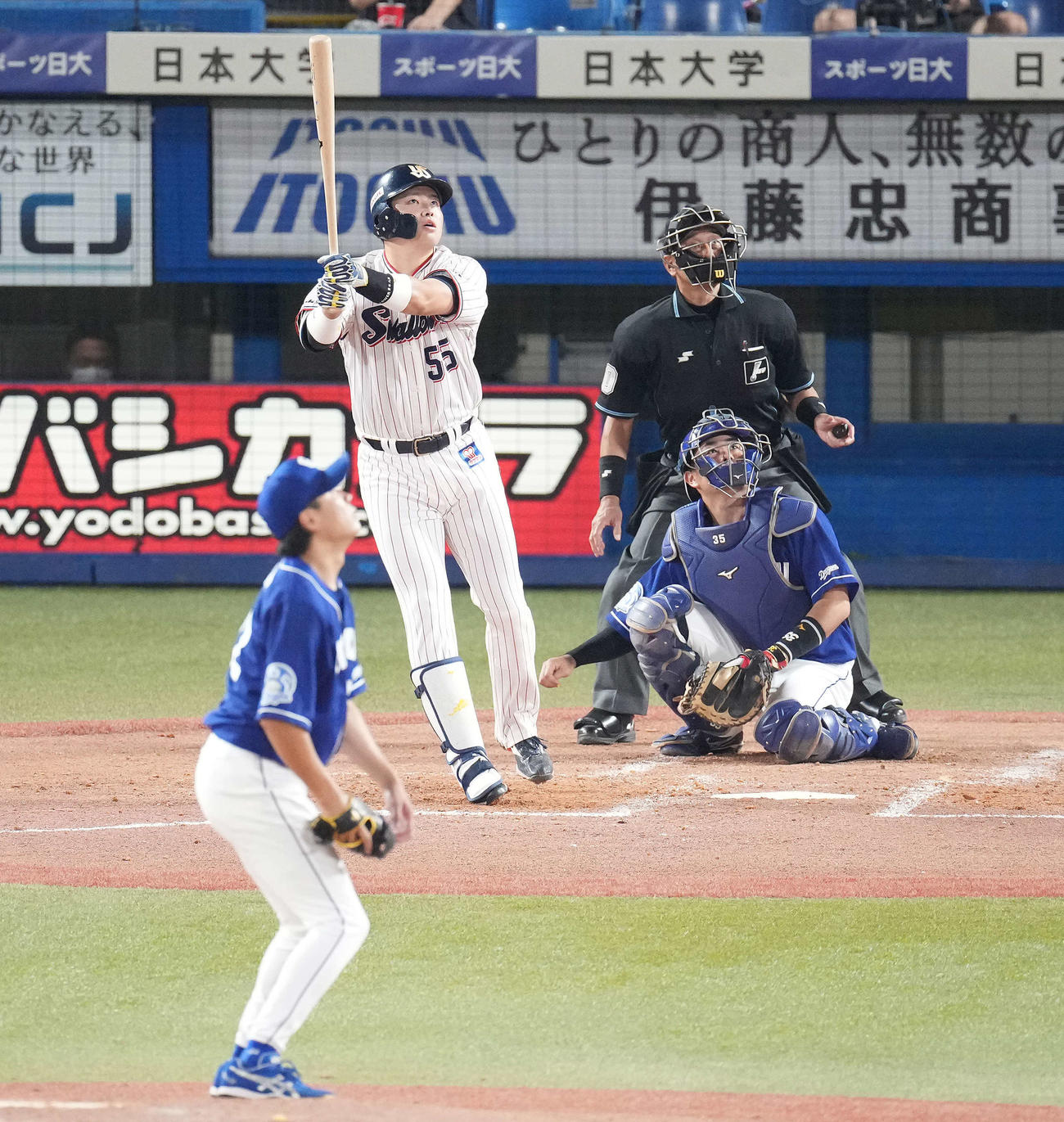ヤクルト対中日　3回裏ヤクルト1死一塁、左越え2点本塁打を放つ村上。投手大野雄（撮影・鈴木みどり）