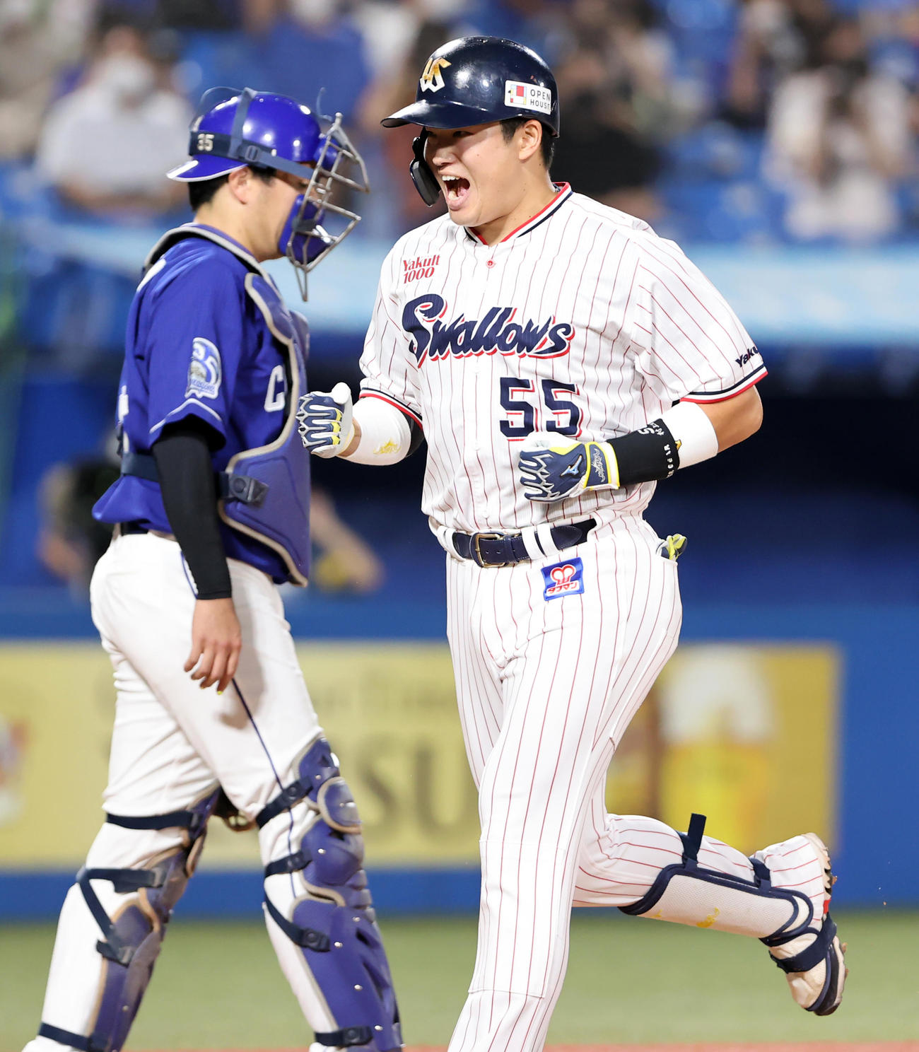 ヤクルト対中日　3回裏ヤクルト1死一塁、村上は左越え2点本塁打を放ち、雄たけびを上げて生還（撮影・浅見桂子）