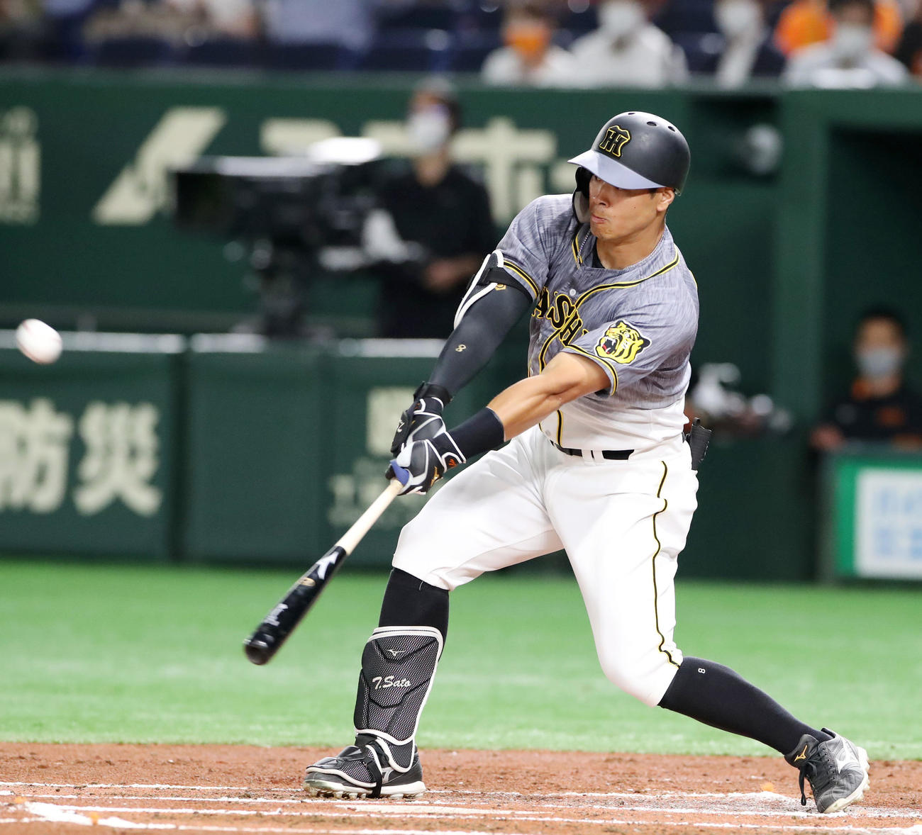巨人対阪神　2回表阪神1死、佐藤輝は左飛を打ち上げる（撮影・加藤哉）