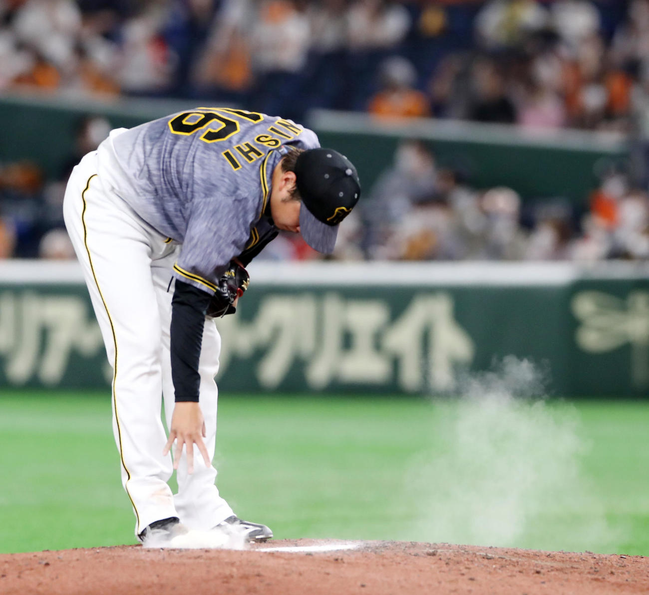 巨人対阪神　3回裏、巨人打線に5失点を許しマウンドでロジンをつける西勇（撮影・加藤哉）